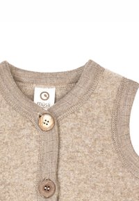 Canotta color sabbia in cotone con scollo rotondo, bottoni in legno e finitura morbida e testurizzata. Etichetta del marchio visibile all'interno.