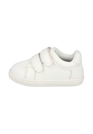 Zapatilla blanca con tiras de Velcro, hecha de material sintético. Cuenta con una puntera texturizada y una suela de goma con un diseño de dibujo.