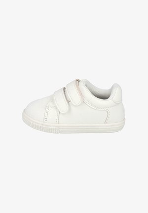 Zapatilla blanca con tiras de Velcro, hecha de material sintético. Cuenta con una puntera texturizada y una suela de goma con un diseño de dibujo.