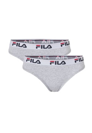 Zwei hellgraue Baumwoll-Damenslips mit weißen elastischen Taillenbändern mit dem FILA-Logo in Schwarz und Rot.