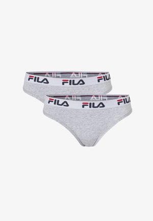 Zwei hellgraue Baumwoll-Damenslips mit weißen elastischen Taillenbändern mit dem FILA-Logo in Schwarz und Rot.