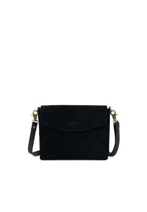 Sort rektangulær ruskind crossbody taske med klaplukning og justerbar skulderrem med låse i guldfarve.