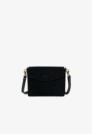 Sac bandoulière rectangulaire en daim noir avec fermeture à rabat et bandoulière réglable avec fermoirs dorés.