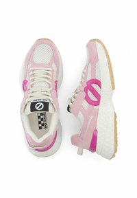 Sneaker atletiche rosa e bianche realizzate in materiali a rete e suede, dotate di una suola testurizzata, accento con logo e design classico con lacci.