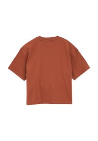 Rūsas krāsas kokvilnas T-krekls, īsām piedurknēm, pārmērīgi liels piegriezums, apaļš kakls, vienkāršs aizmugure bez redzamām rakstām vai grafikām.