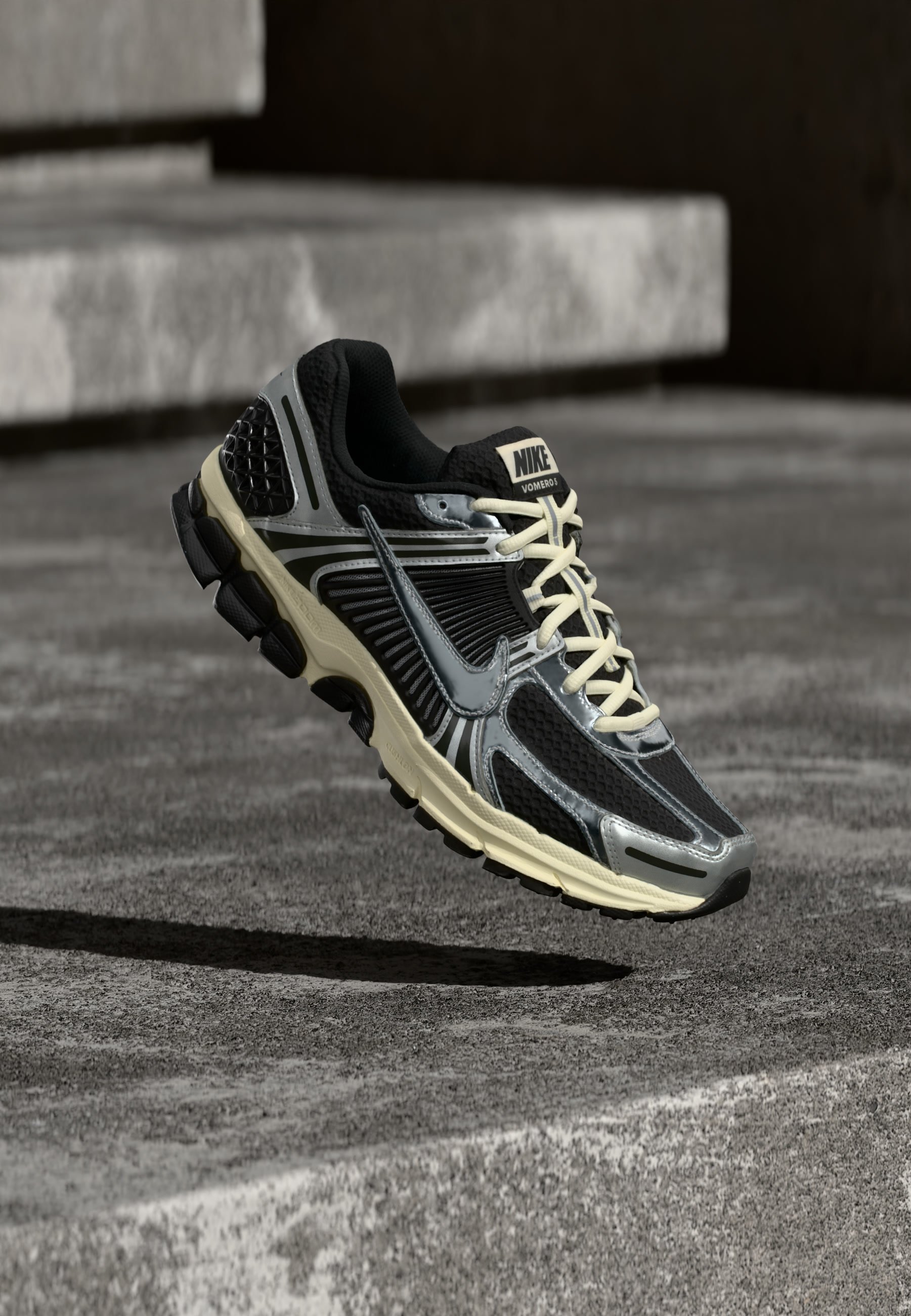 Nike Sportswear ZOOM VOMERO 5 SE - Tenisky - black/metallic silver-coloured/coconut milk/white