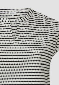 Witte gestructureerde shirt met horizontale zwarte golvende strepen, een split-halslijn en een ronde kraag van het merk s.Oliver in maat 44.