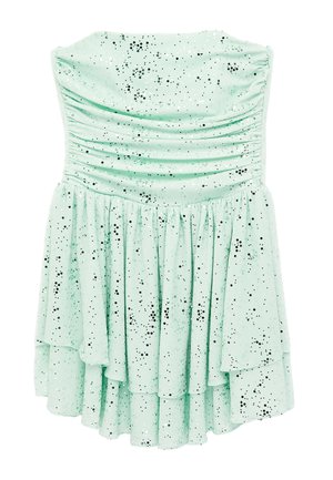 Mintgroene strapless jurk met gerimpelde lijfje en gelaagde rok, versierd met een zwart-wit gespikkeld patroon.