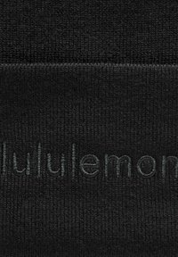 Czarna dzianinowa czapka z teksturowanym wykończeniem, z haftowanym logo "lululemon" w ciemniejszym odcieniu czerni na mankiecie.