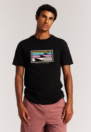 Zwart katoenen t-shirt met een kleurrijk grafisch ontwerp met golvende lijnen in blauw, roze en geel. Korte mouwen en een ronde hals.