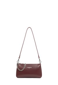 Borsa a mano in pelle bordeaux con finitura liscia, dotata di una lunga tracolla e di un breve accento in catena argentata. Logo stampato sulla parte anteriore.
