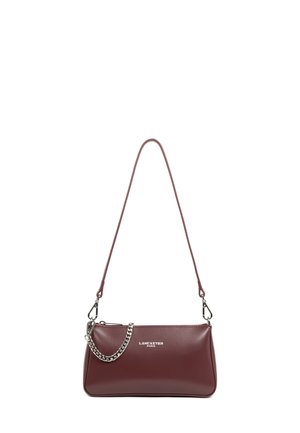 Borsa a mano in pelle bordeaux con finitura liscia, dotata di una lunga tracolla e di un breve accento in catena argentata. Logo stampato sulla parte anteriore.