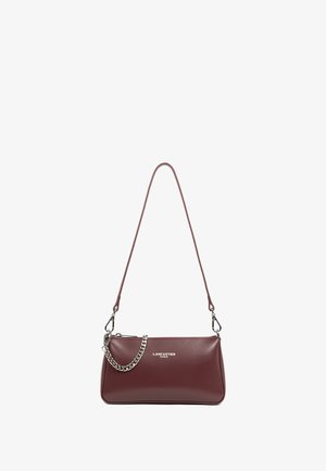 Sac à main en cuir bordeaux avec une finition lisse, doté d'une longue bandoulière et d'un accent en chaîne argentée courte. Logo imprimé à l'avant.
