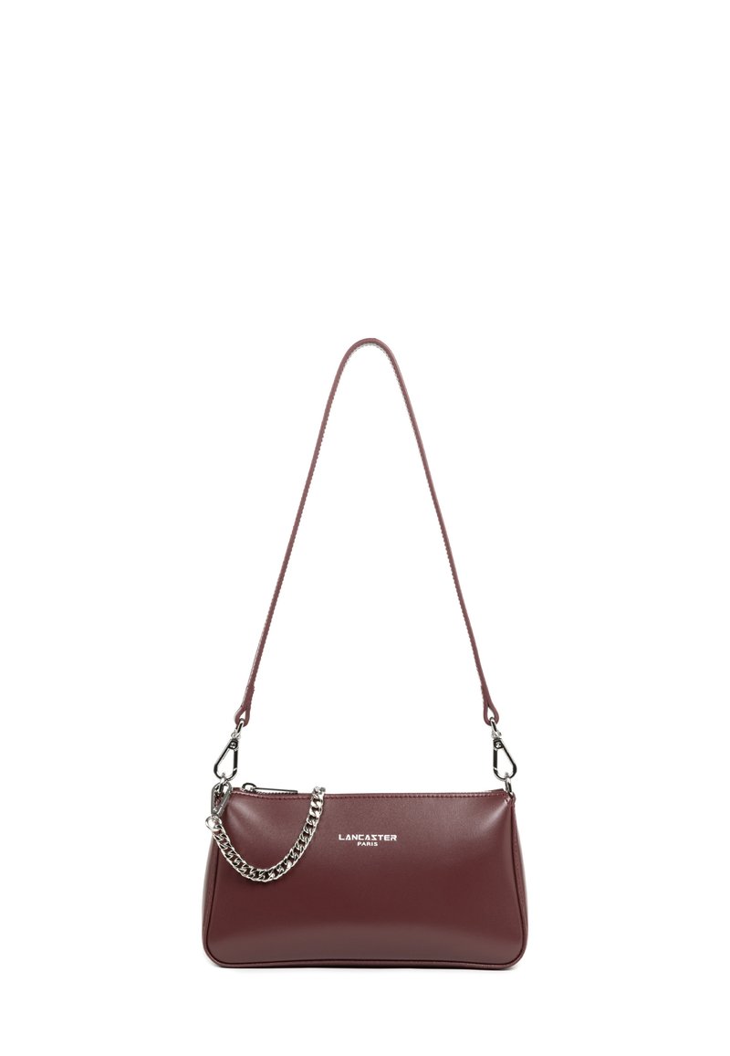 Borsa a mano in pelle bordeaux con finitura liscia, dotata di una lunga tracolla e di un breve accento in catena argentata. Logo stampato sulla parte anteriore.