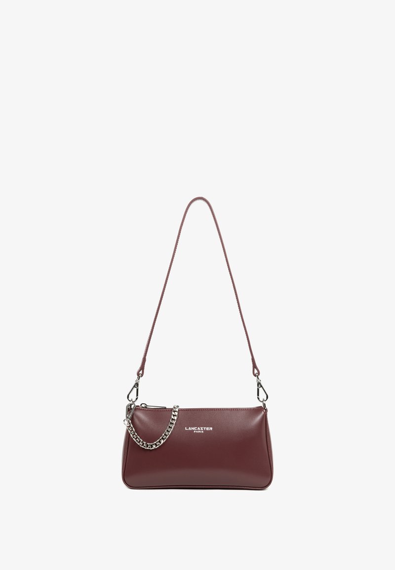Borsa a mano in pelle bordeaux con finitura liscia, dotata di una lunga tracolla e di un breve accento in catena argentata. Logo stampato sulla parte anteriore.