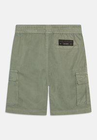 IKKS CARGO BERMUDA SHORTS- ELASTICATED WAIST - Kapsáče - kaki clair