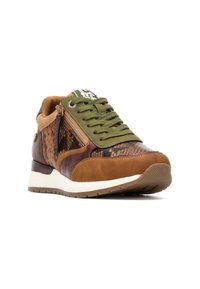 Zapatillas marrones y verdes con un patrón de piel de serpiente texturizado, acentos de ante, una cremallera lateral y suela de goma blanca. Cordones en un estilo de camuflaje.