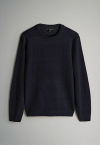 Mornarsko moder pleten pulover z okroglim izrezom, dolgimi rokavi, ozkimi rebrastimi manšetami in gladkim, strukturiranim materialom.