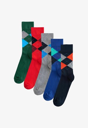 Fünf Paar gemusterte Socken. Die Farben umfassen Grün, Rot, Grau, Blau und Marineblau. Die Designs zeigen Rautenformen und kontrastierende Akzente.