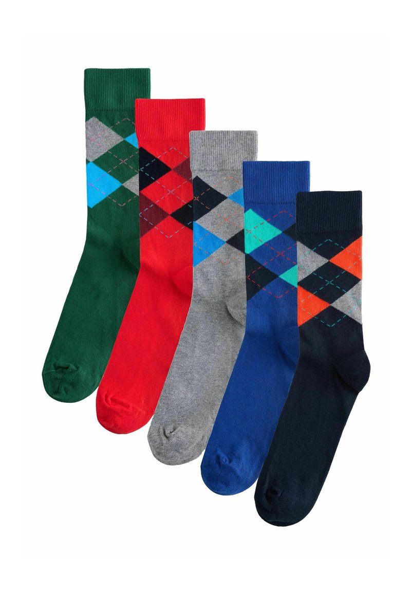 Cinq paires de chaussettes à motifs. Les couleurs comprennent le vert, le rouge, le gris, le bleu et le marine. Les motifs présentent des formes de diamant et des accents contrastants.