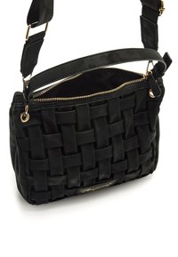 Borsa a tracolla in pelle intrecciata nera con chiusura superiore con zip e tracolla regolabile con dettagli in oro. Texture liscia con design intricato.