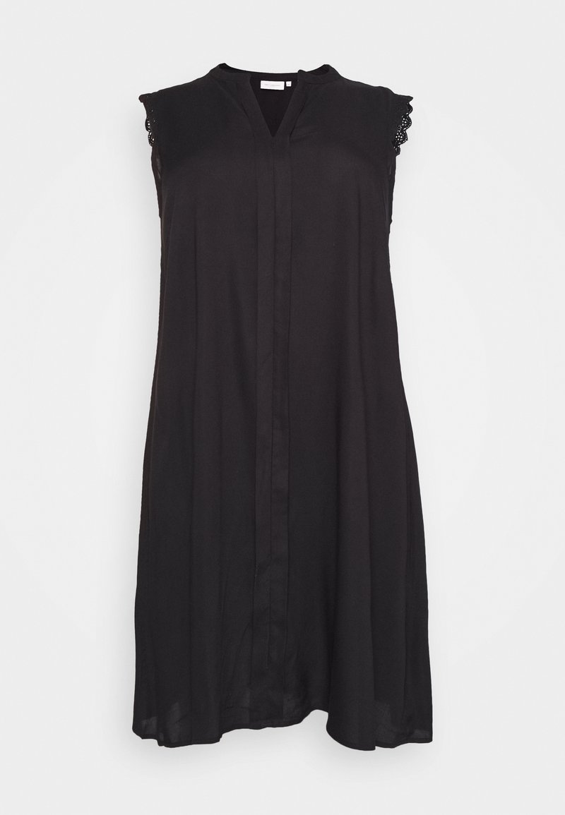Robe noire sans manches avec encolure en V et bordure en dentelle sur les épaules, coupe ample, longueur genou, en tissu léger.