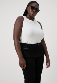 ONLY Carmakoma CARSANDRA ZIP BOX  - Alt laienevad teksad - black