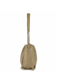 Borsa a mano in pelle beige di forma arrotondata, con manico superiore regolabile e un accento a catena. Texture liscia con dettagli arricciati alla base.