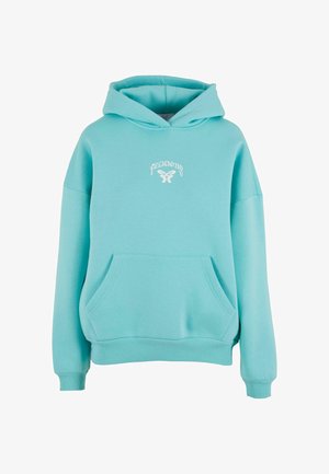 Turkis sweatshirt med hætte, frontlomme og ribbede manchetter. Har hvid sommerfugl-logo og tekst. Blødt stof, afslappet pasform.