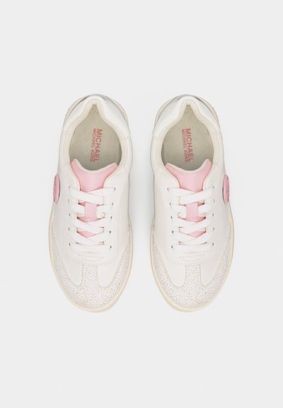 Λευκά και ροζ αθλητικά παπούτσια Michael Kors, φωτογραφημένα από ψηλά, με κορδόνια και εσώρουχα με λογότυπο.