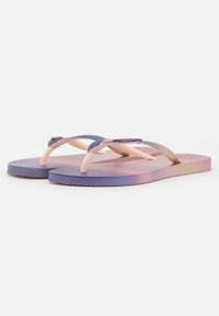 Roza in vijolična gradient flip-flopi z teksturiranimi trakovi, mehkim gumijastim podplatom in tankim dodatnim trakom za več podrobnosti.