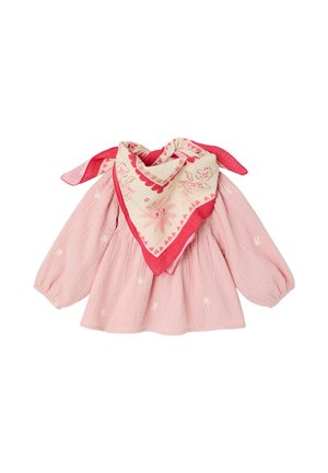 Pinkes Baby-Bluse mit langen Ärmeln und weißer Blumenstickerei, kombiniert mit einem rot-cremefarbenen, floral gemusterten Schal, der um den Halsausschnitt drapiert ist.