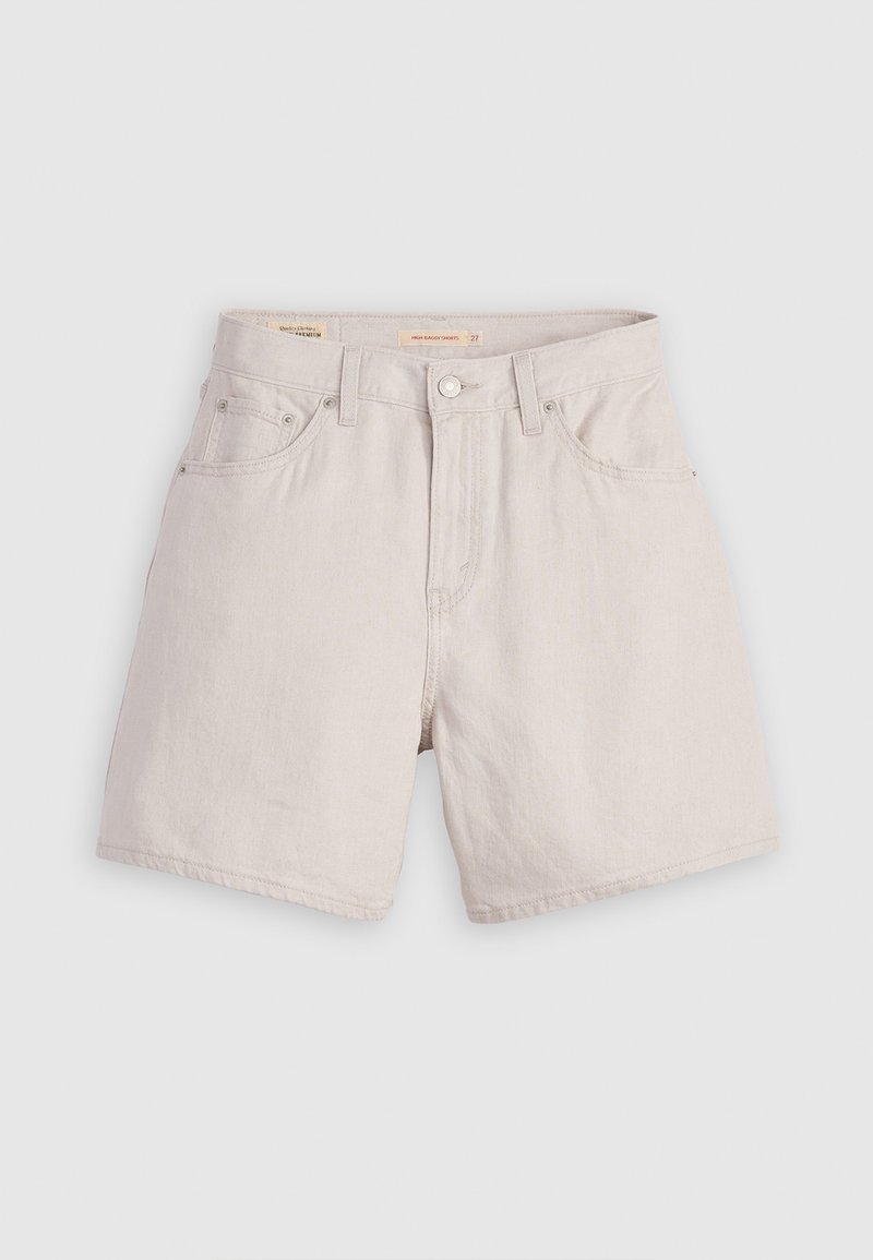Hochtaillierte beigen Denim-Shorts mit einer geknöpften Vorderseite, Gürtelschlaufen und einem Fünf-Taschen-Design; leicht mit einer glatten Textur.