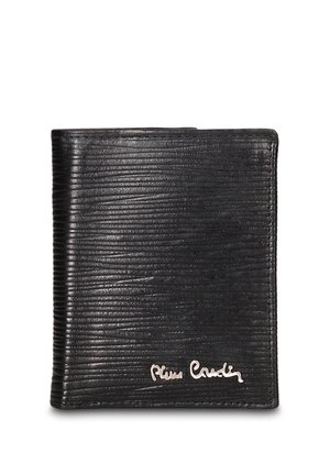 Portefeuille en cuir noir avec surface texturée, forme rectangulaire et logo argenté sur le devant. Conception compacte adaptée aux cartes.