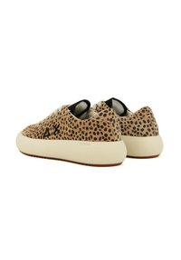 Sneakers con stampa leopardata, caratterizzate da una tomaia testurizzata, dettagli neri e una suola in gomma bianca con battistrada beige. Forma arrotondata con aperture per i lacci.