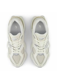 Białe sportowe sneakersy z siateczkowymi i skórzanymi nakładkami, z refleksyjnymi srebrnymi akcentami, teksturowanymi sznurowadłami i masywną podeszwą.