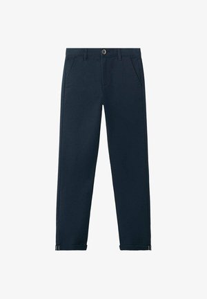 Pantalon bleu marine droit avec poches avant, passants pour ceinture, fermeture à boutons et revers pliés aux chevilles.