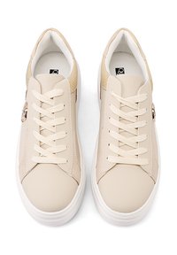 Sneaker in pelle beige con design a lacci, dettagli testurizzati vicino al tallone e suola in gomma bianca. Superficie liscia, estetica minimalista.