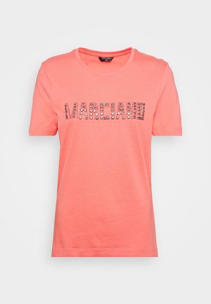 Korallenfarbenes T-Shirt mit kurzen Ärmeln und Rundhalsausschnitt, auf der Brust mit "MARCIANO" in kleinen, glänzenden Verzierungen geschrieben.