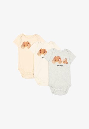 Drie babyrompertjes in beige, crème en grijs, elk met een afbeelding van een teddybeertorso en een los hoofd erboven, met daaronder de tekst "Palm Angels".