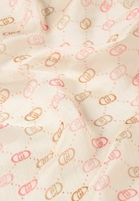 Tessuto leggero in crema con un motivo ripetitivo di forme interconnesse in tonalità di rosa e marrone, con sottili linee puntinate.