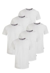 Sex vita bomull t-shirts med korta ärmar, rund halsringning och en grå accent vid kragen. Alla t-shirts är identiska i design.