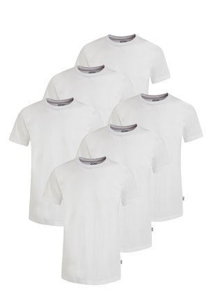 Sex vita bomull t-shirts med korta ärmar, rund halsringning och en grå accent vid kragen. Alla t-shirts är identiska i design.