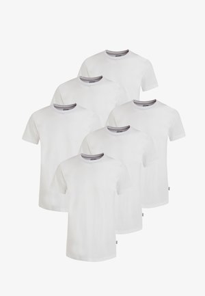 Zes witte katoenen T-shirts met korte mouwen, ronde halslijnen en een grijze accentkleur bij de kraag. Alle T-shirts zijn identiek in design.