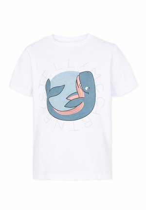 Maglietta bianca a maniche corte con un'illustrazione di una balena blu sorridente all'interno di un cerchio azzurro chiaro e la scritta "STELLA MCCARTNEY" attorno.