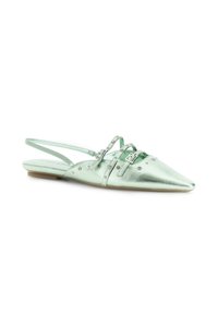 Zapatos planos de slingback metalizados en verde menta con punta afilada, que cuentan con dos correas decorativas y pequeños tachuelas plateadas a lo largo de los lados.