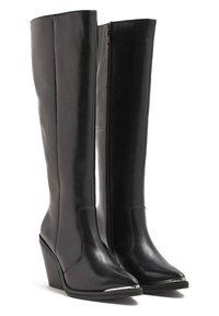 Svarta läderstövlar som når upp till knäna med kilklack, kantig form, spetsig tå och blixtlås på sidan; har en glansig yta och silverdetaljer.