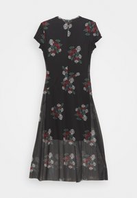 Svart klänning med korta ärmar som har ett blommönster i röd, vit och grön. Kjolen har ett genomskinligt tygöverdrag med plisseringar.