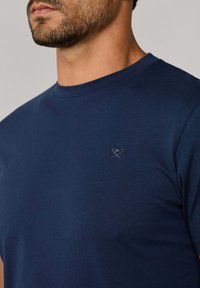Hackett London Základné tričko - ink blue