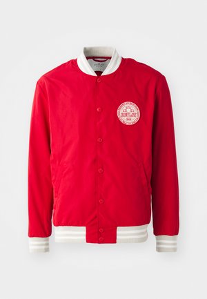 Rote Bomberjacke aus glattem Material mit einem weißen Logo-Patch, weißem Rippkragen und gestreiften Bündchen. Verfügt über einen Druckknopfverschluss.